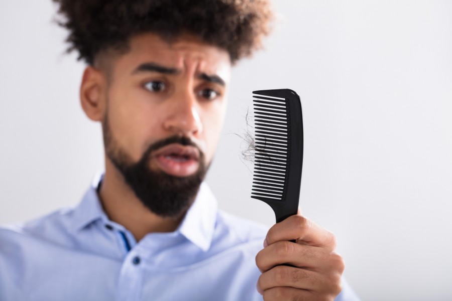 Cheveux crépus hommes : comment les entretenir ?