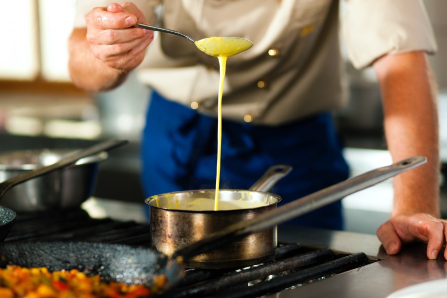 L'art et la manière d'épaissir une sauce pour une spécialité culinaire parisienne